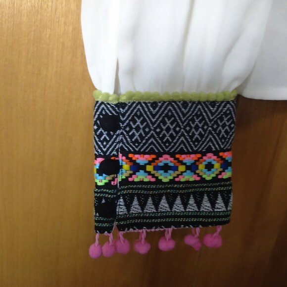 Tobi Women's Medium Long Sleeve Pullover Boho Embroidered Cuff Blouse V-Neck - Picture 3 of 8